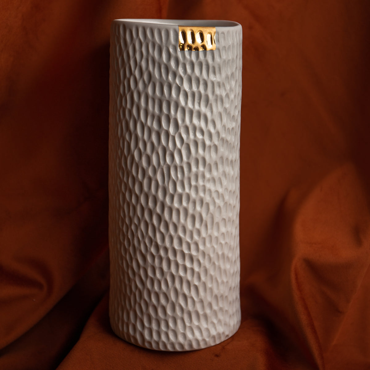 Blanche Jarrón Grande, jarrón de porcelana blanca tallado a mano con una marca en oro de 24K