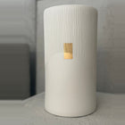 Jarrón Ola de porcelana blanca, cilíndrico, con líneas talladas a mano y un detalle de oro de 24K