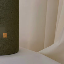 Detalle de la textura del Jarrón Orah y el cuadrado de pan de oro.